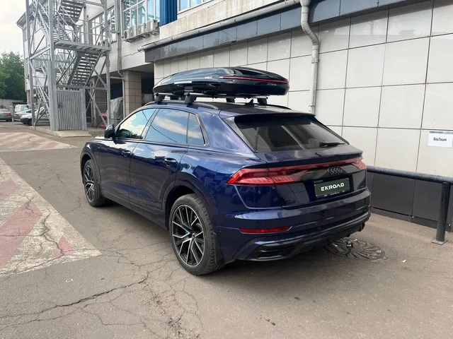 Чёрный автобокс ENROAD Nomadix Pro XL Slim 400-E на Audi Q8 — общий вид автомобиля с установленным автобоксом