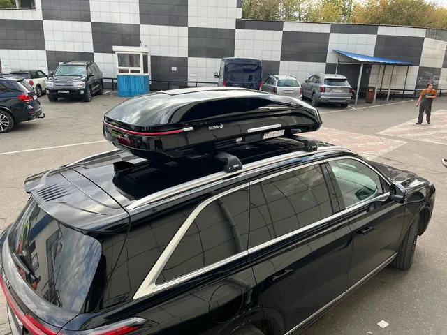 Чёрный автобокс ENROAD Nomadix Pro XL 500-E на WEY 07 — вид автомобиля с установленным автобоксом, другой ракурс